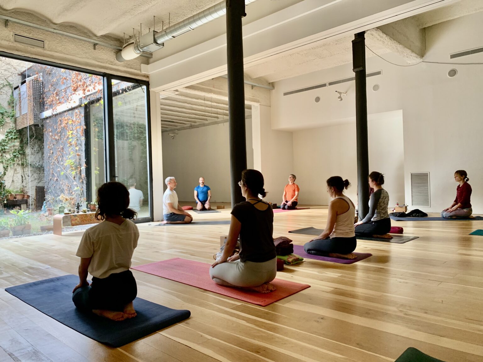 Grup de pràctica a la sala de Yogaia